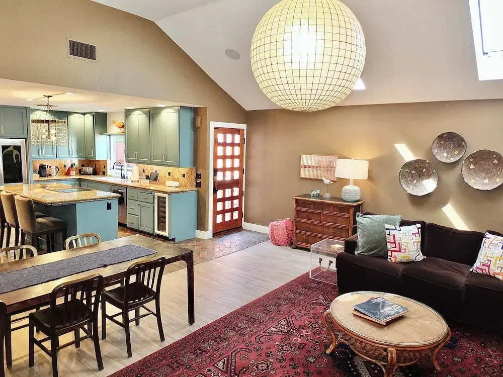 Naples Luxury Retreat - 2 BDR Stay for 4 With Rooftop Patio Near Shops