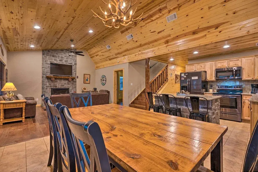 Cabin w/ Hot Tub & Grill - 6 Mi to Broken Bow Lake