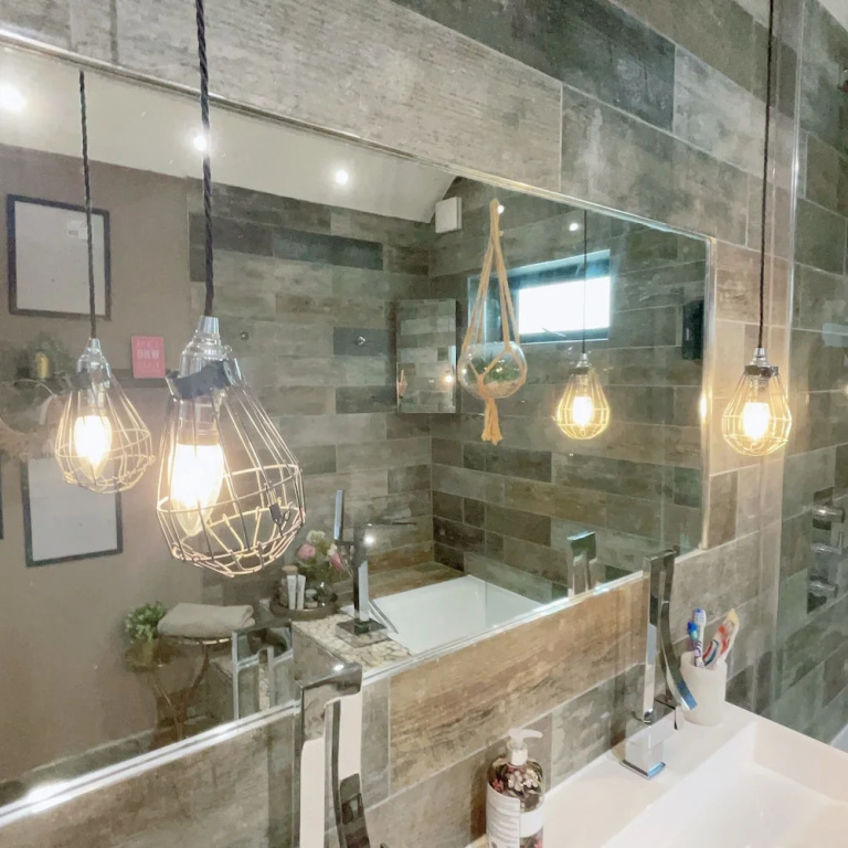 Artsy Retreat - Sleeps 4, Free Parking & Balcony