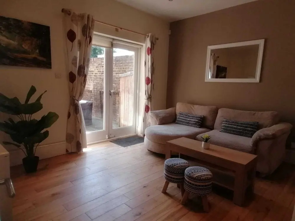 Bright Clapham flat with private garden, sleeps 4