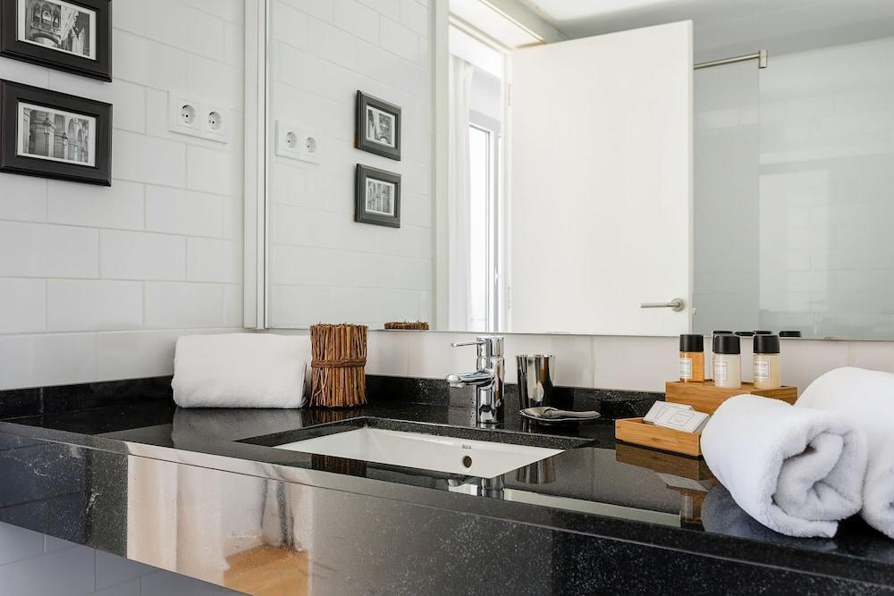 Rambla - 1 BR Suite & Pool 2nd Floor - HOA 42153