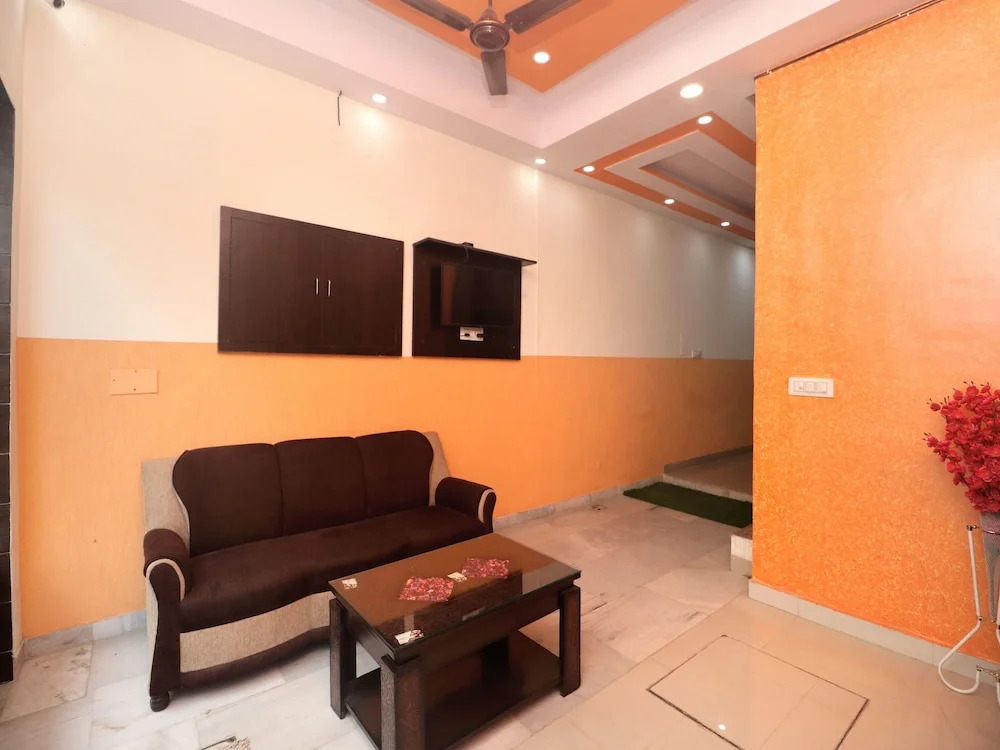 OYO 16693 Hotel Omni