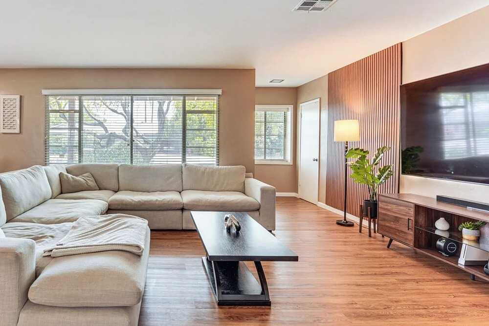 < 10 min to Old Town! Home w/ Unique Photo Studio