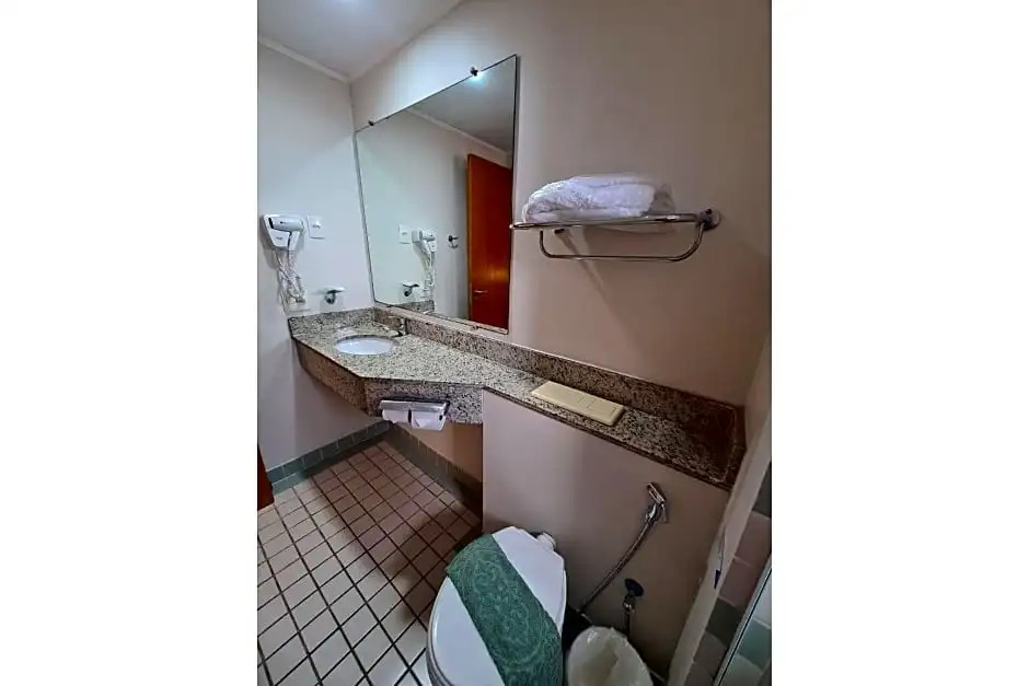 Flat Rua Borges Lagoa 1179 c/ garagem UH1008