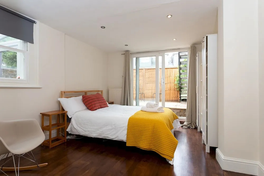 Spacious 1 Bedroom Garden Flat In Clapham Town