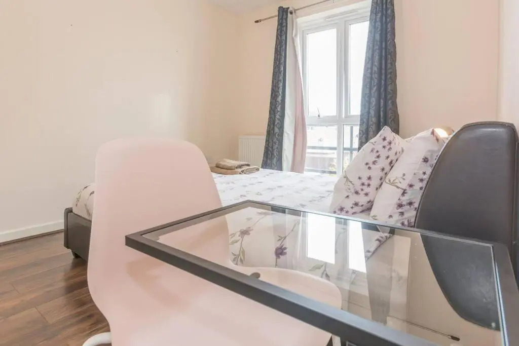 BrumStay UK - 4 Bed House with Garden, Parking and Fibre Broadband with speed upto 250mbps