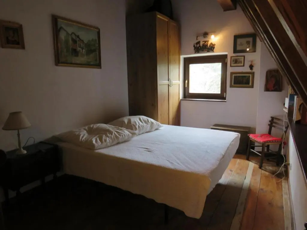 tipica baita con vista sul monte magnola