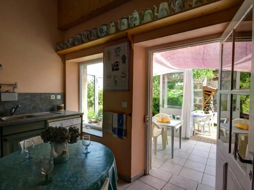 Gîte Bellevue à Marols pour 6 personnes avec charmante cour fermée - FR-1-496-2
