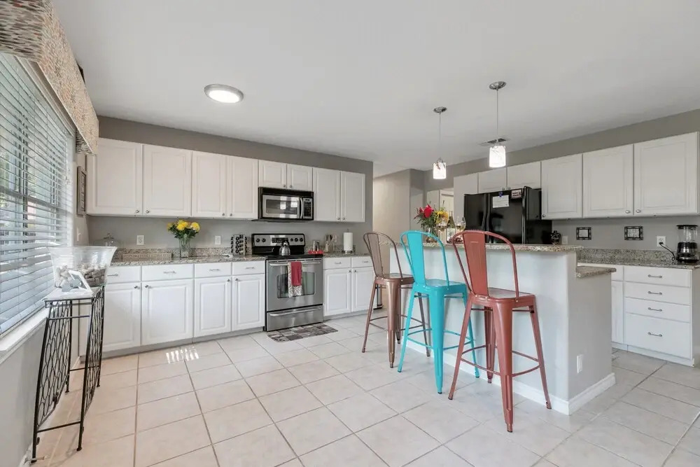 Stylish Home Lrg Yard W/games Grill Hot Tub