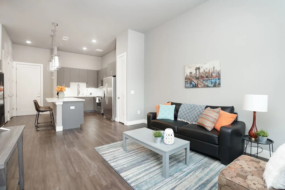1 BR and 2 BR near Downtown by Frontdesk