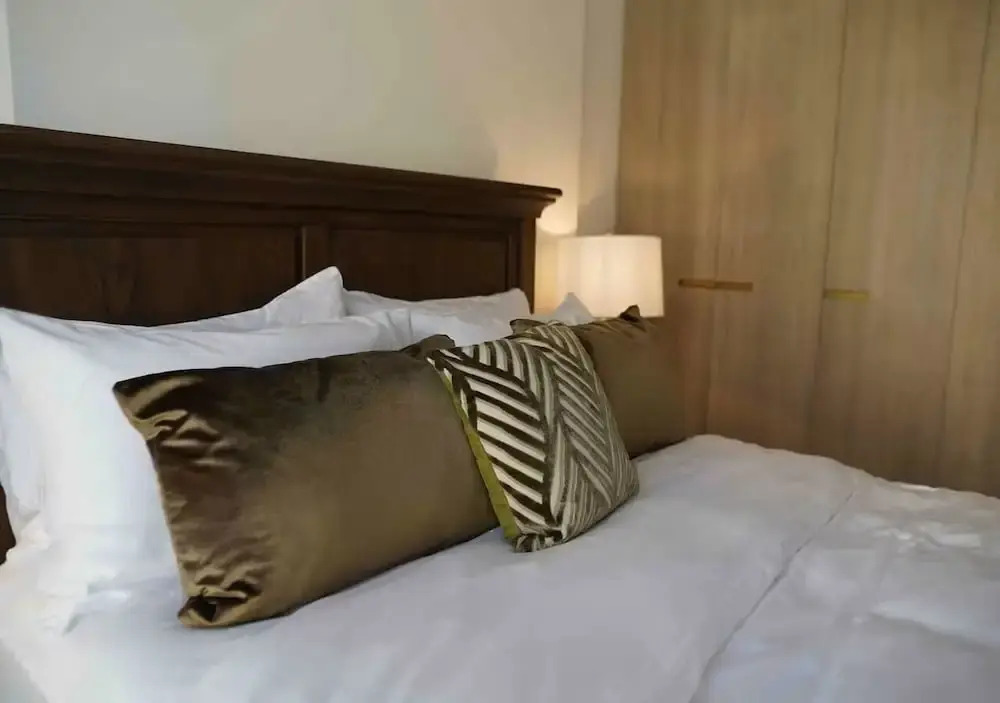 Spacious 2BR in Oxford 212 by Bespoke