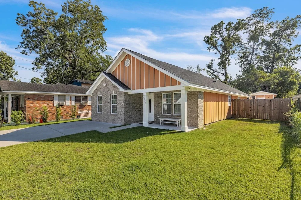 Great Downtown 4BR 8 Beds + Foosball Fun