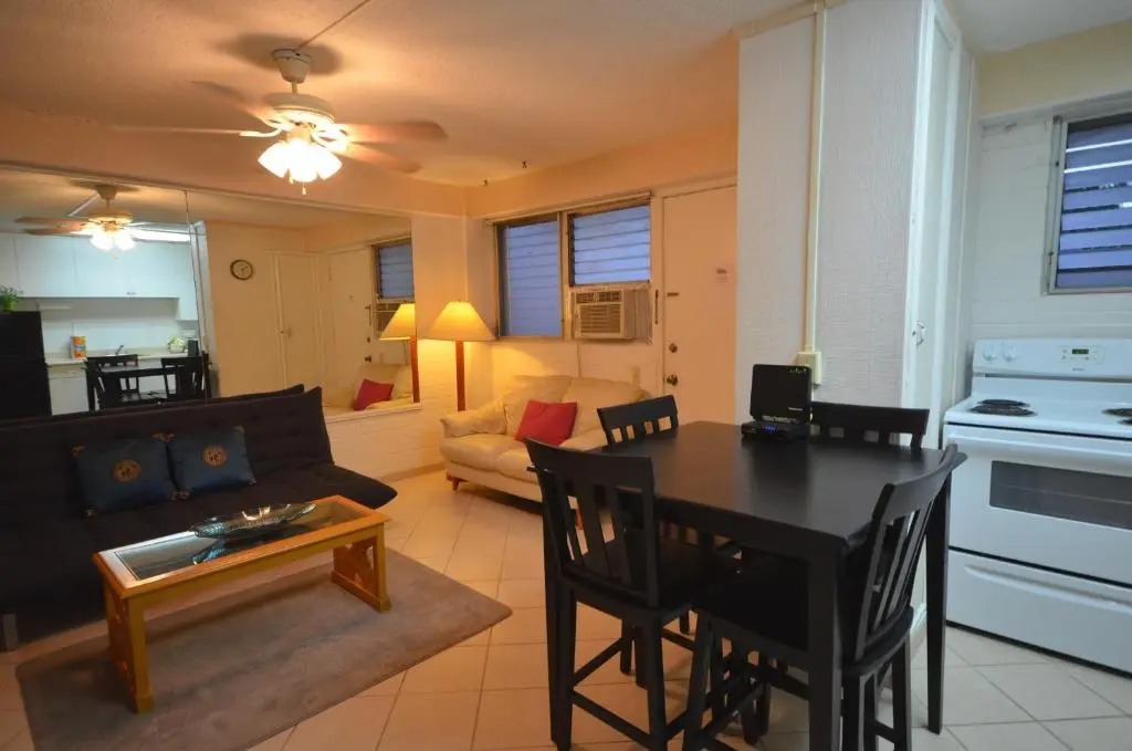 Hawaiian King 501 Studio, Pool and BBQ Grill, Sleeps 4