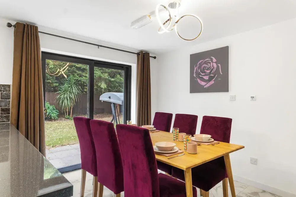 4 Bed House - Sleeps 8 - Garden - Parking - Wifi