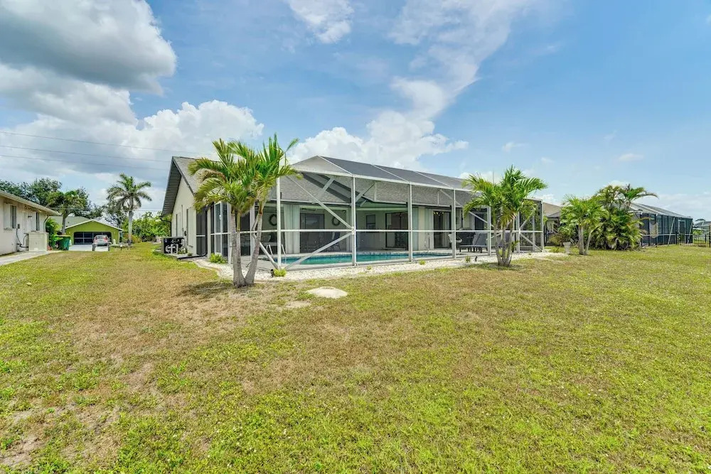 Group Getaway: Luxe Lakeside Gem in Port Charlotte