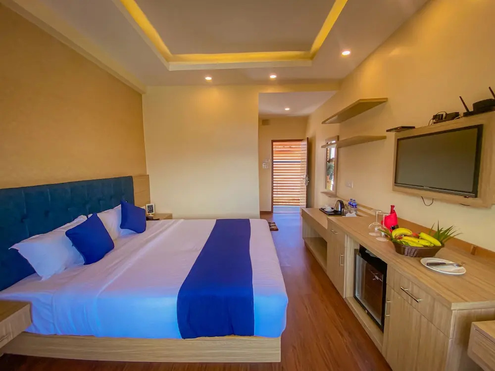 Majestic Lake Front Hotel & Suites