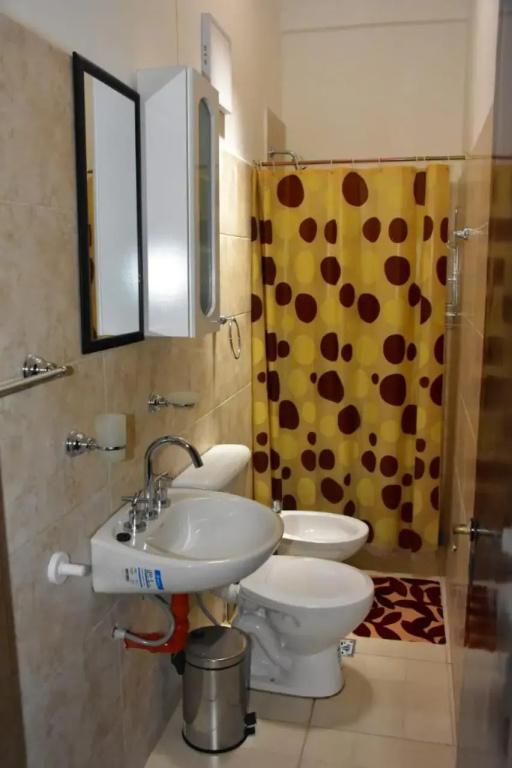 Habitación con oficina a la calle