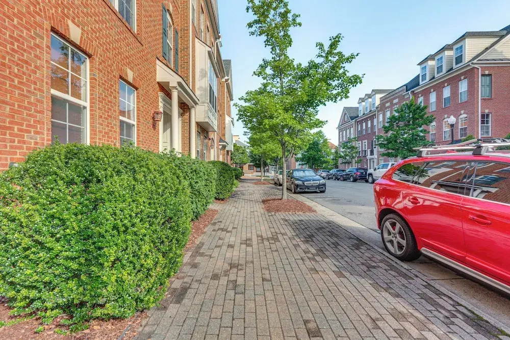 Modern 3BR Townhome 3 Mi to Dulles & Reston TC