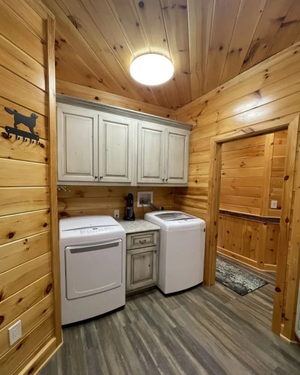 Nature lovers dream! Steps from fishing plus 140 acres of hiking! 4 Bedroom Home by RedAwning