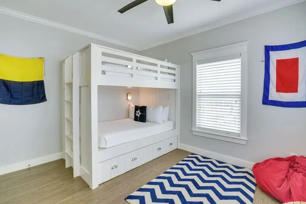 Walk to Ocean! Group Beach House in Galveston