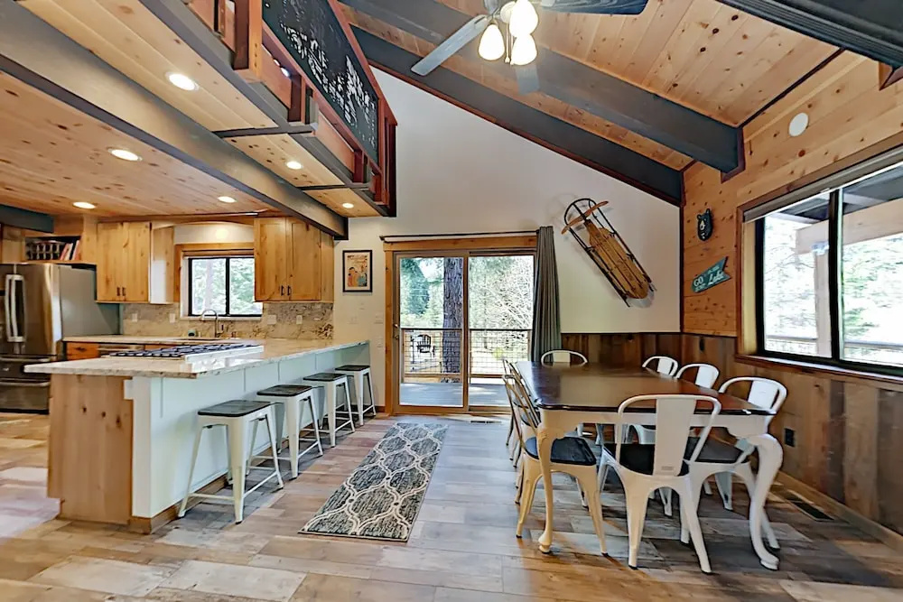 Cozy All-Season Cabin Near Shops, Beach, Skiing home