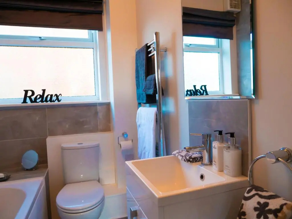 Near Hinckley Centre, sleeps up to 6, spacious ground floor apartments with secure parking