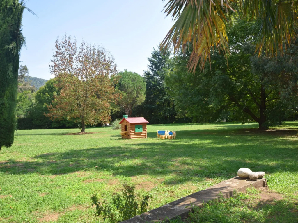 Lovely house with grass garden, shared swimmingpool, next to the river Ardèche