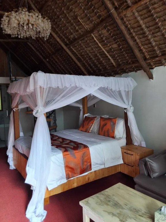 The Giraffe Cottages Restaurant and Bar