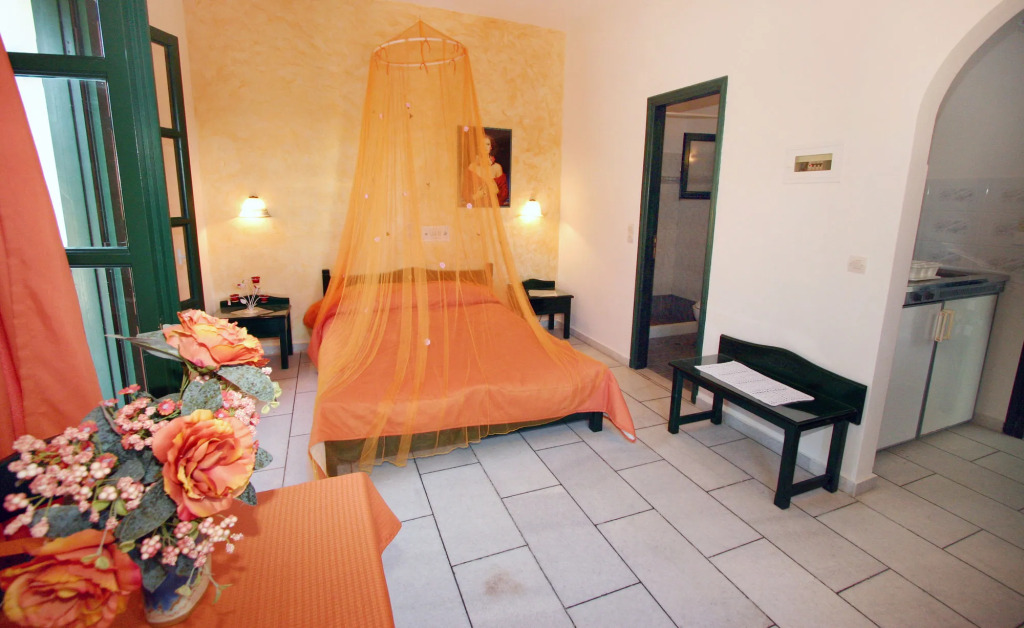 Studios Vrettos Beachside Hotel