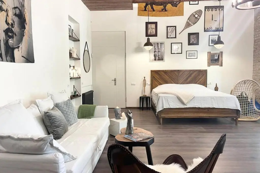 Writer's Loft w/ workspace-get inspired by comfort