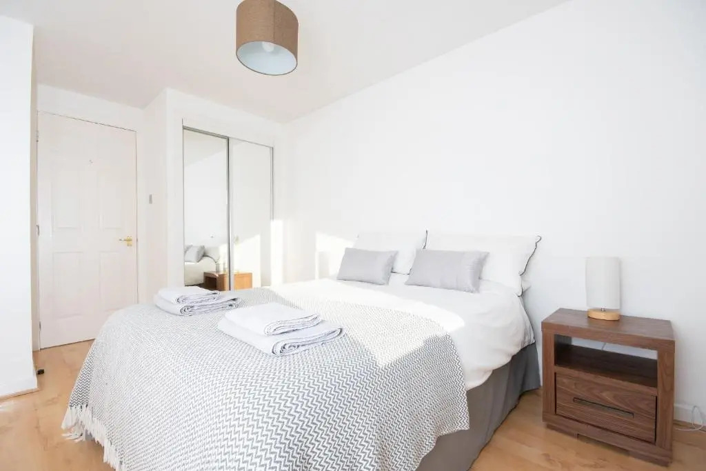 Find "DWELLCOME HOME Ltd" site for 10oo10 assurance from past guests - Immaculate 2 Bedroom, 3 Bed, 2 Doubles and a Single 2nd floor Apartment with free allocated off street parking, 100Mbps broadband, Miles better than a hotel