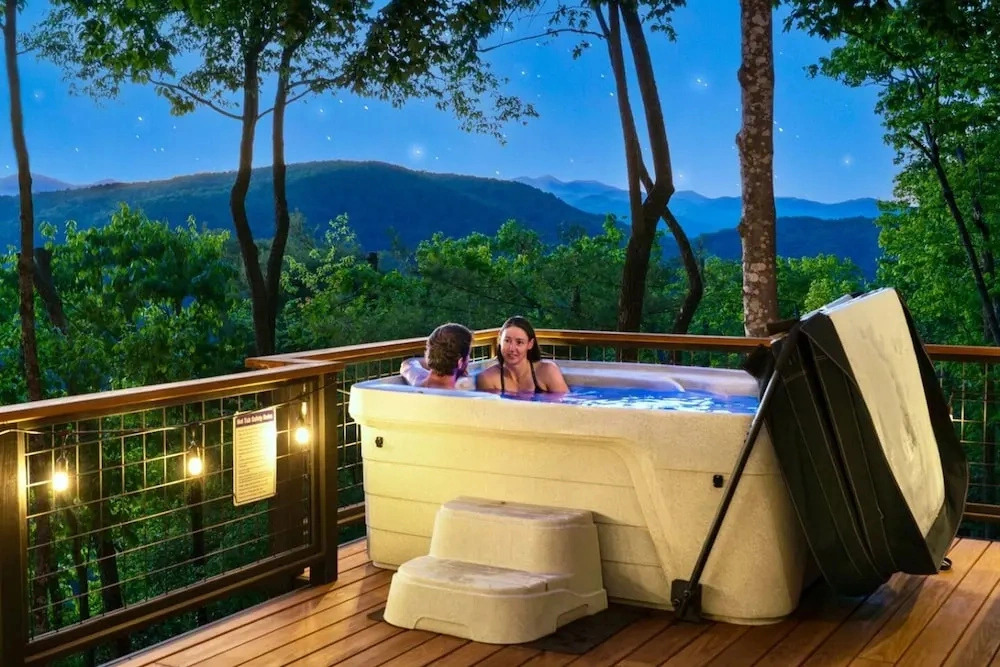 Outdoor Movies w Hot Tub Fire Pit Mtn Views