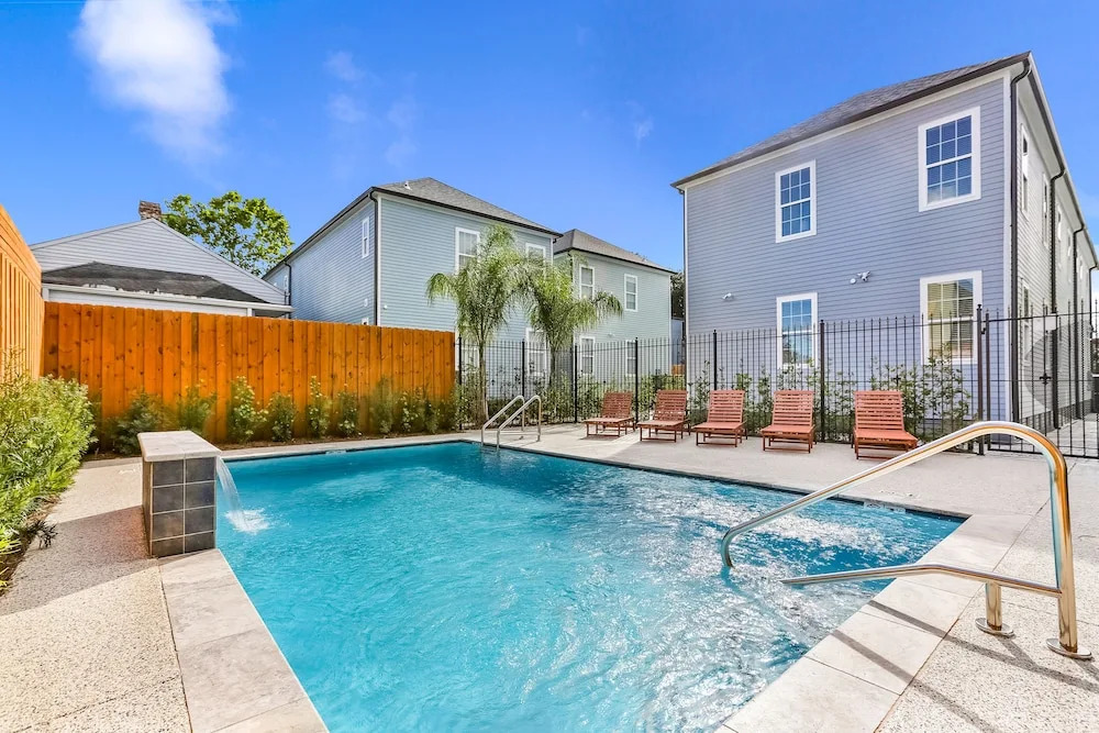Spacious 5 BR Retreat with Pool - Near It All