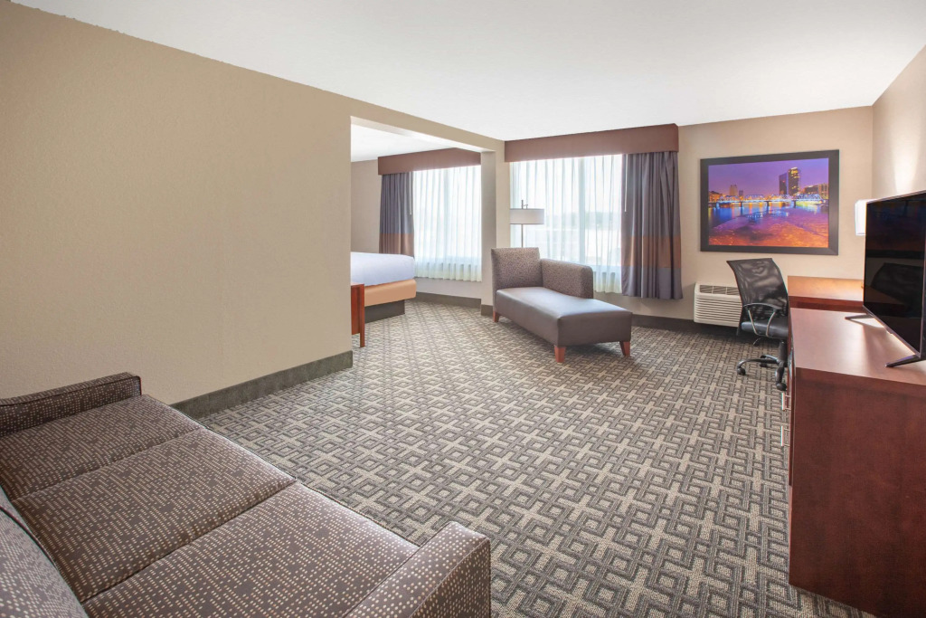 Days Inn & Suites by Wyndham Grand Rapids Near Downtown