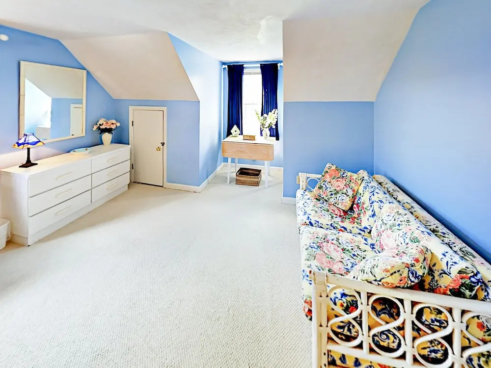 Walk to Beach: South Chatham Home