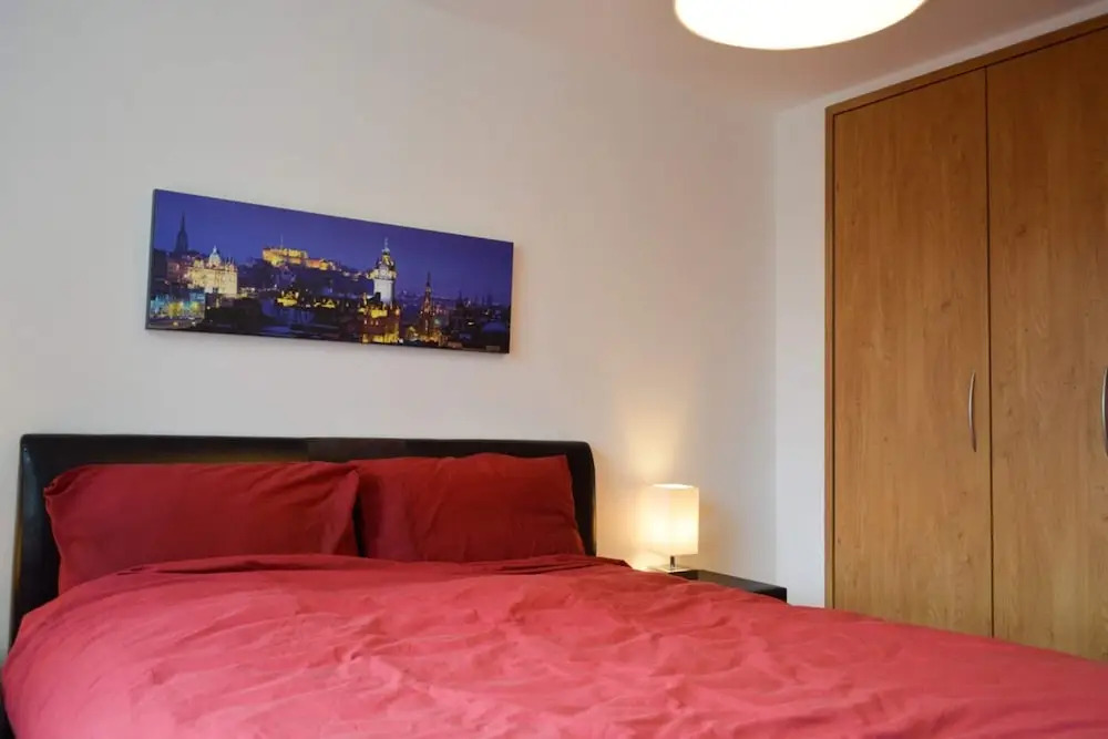 Modern 2 Bedroom Property in Central Edinburgh