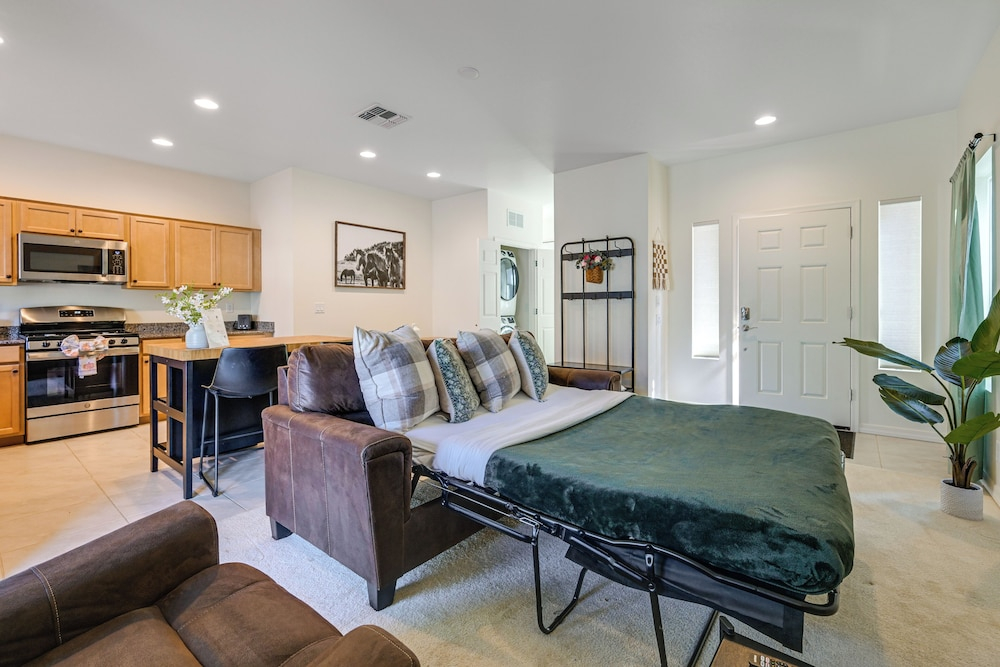 2 Mi to Dtwn Flagstaff: Home w/ Balcony!