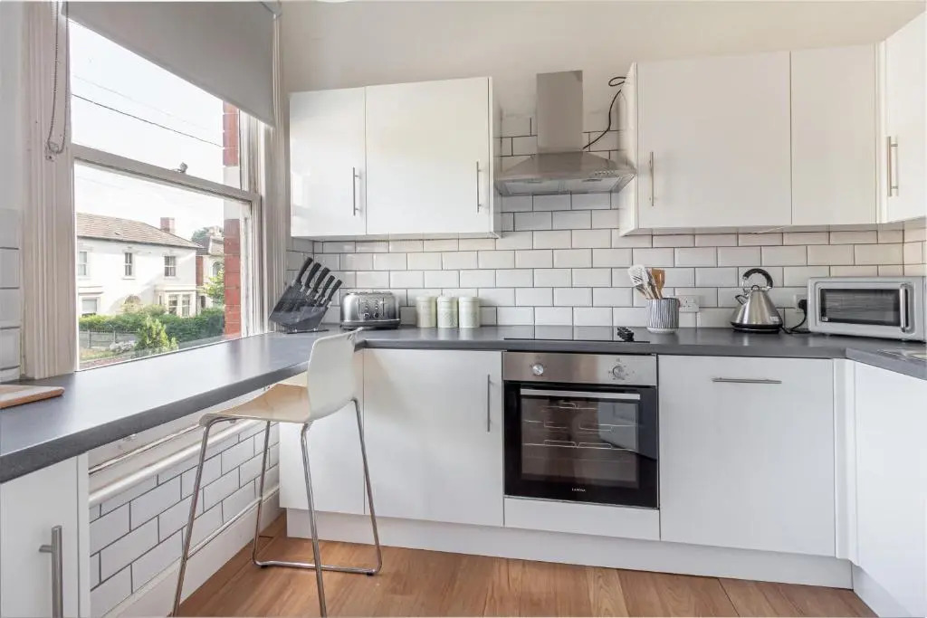 Modern 2 Bedroom Apartment with Free Parking!