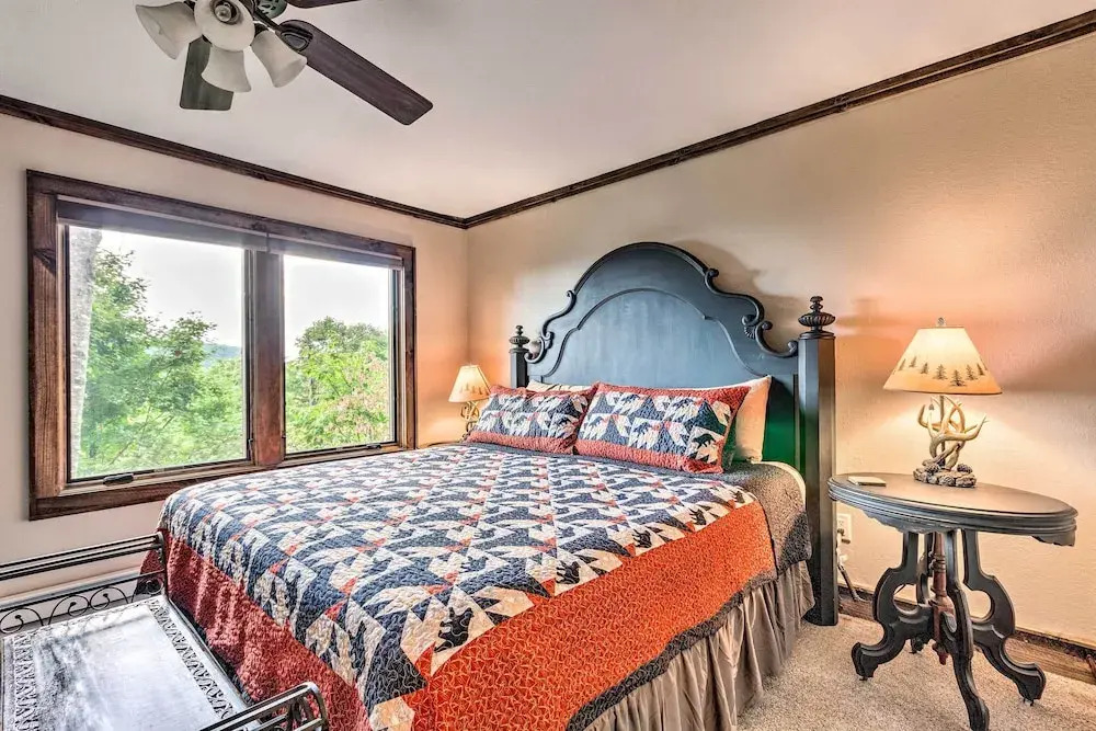 3 Mi to Beech Mtn: Treetop Cabin w/ Deck & Views