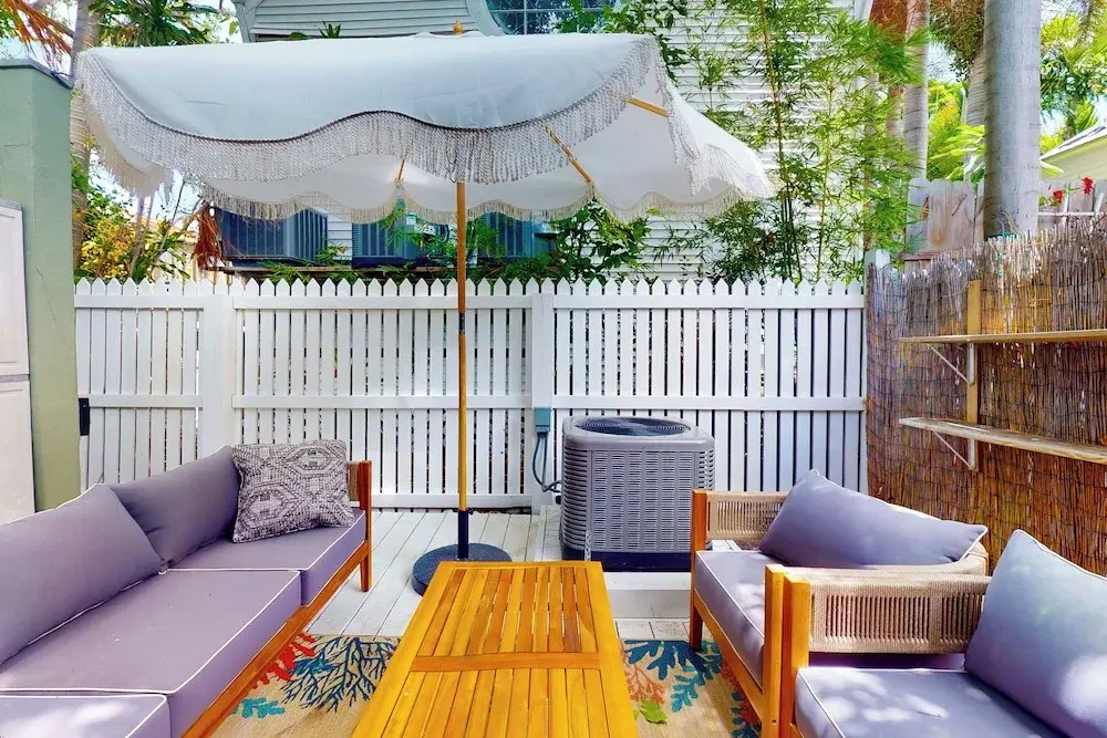 Steps to Duval St! Colorful Bahama Village Retreat