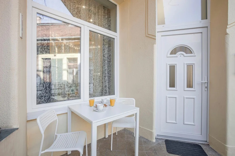 Quiet Downtown Haven  2Br | A/C | Free Parking