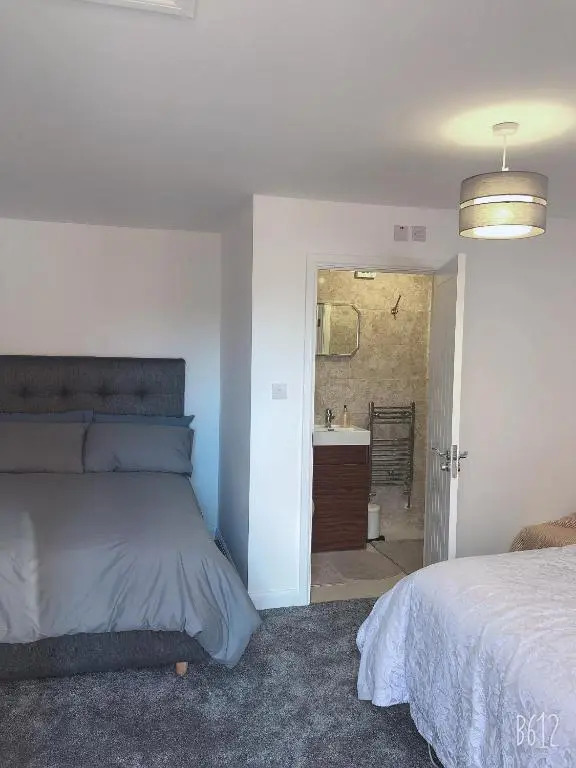 Flat 1 Modern studio flat with free parking, Netflix and private entrance
