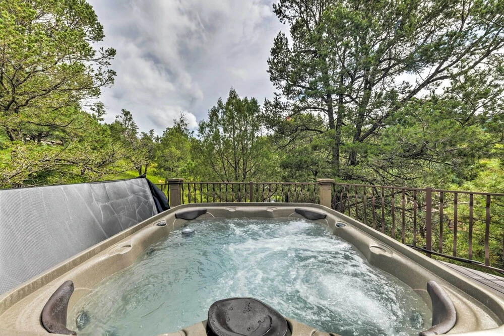Cozy Ruidoso Cabin w/ Hot Tub & Game Room!