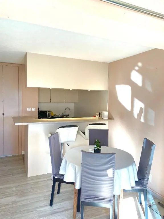 Apt Golfe Juan - 5min des plages - Parking privée - Piscine Rooftop