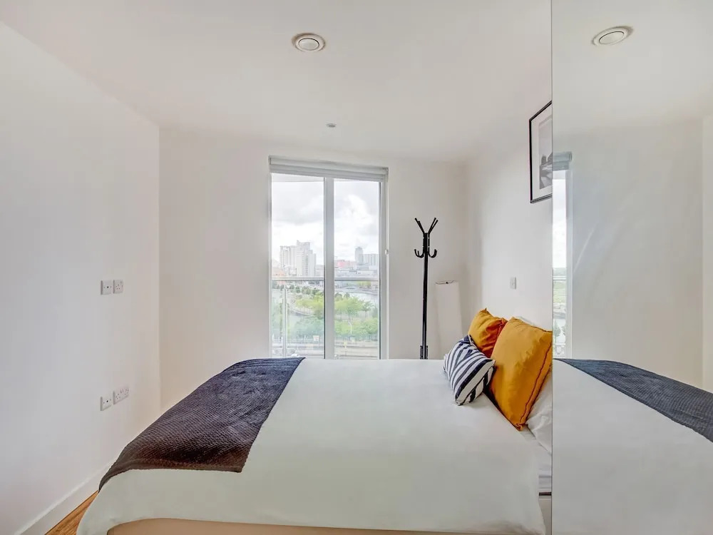Plush Apartment in Manchester Near IWM North