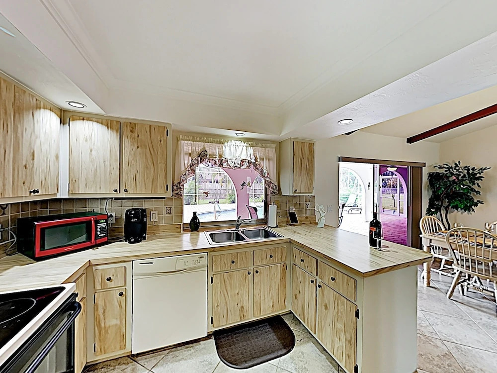 Dreamy In Quiet Neighborhood W/ Caged Pool 3 Bedroom Home