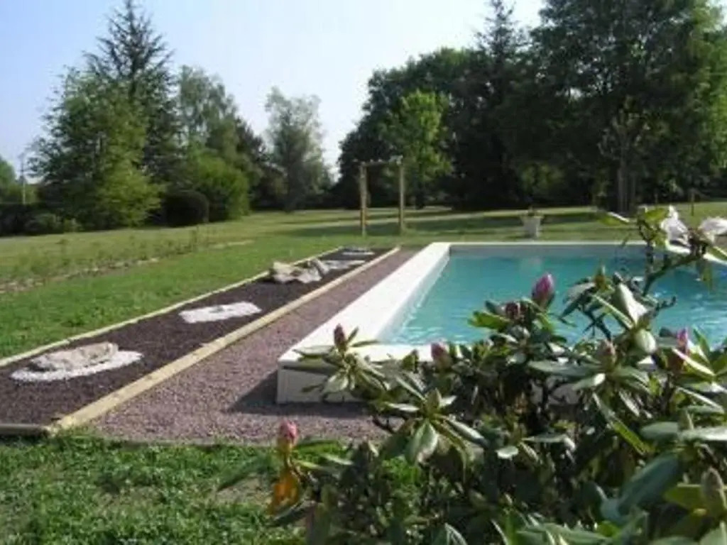Gîte Champêtre avec Piscine Chauffée, Cheminée, et Terrasse en Plein Sud - FR-1-410-131