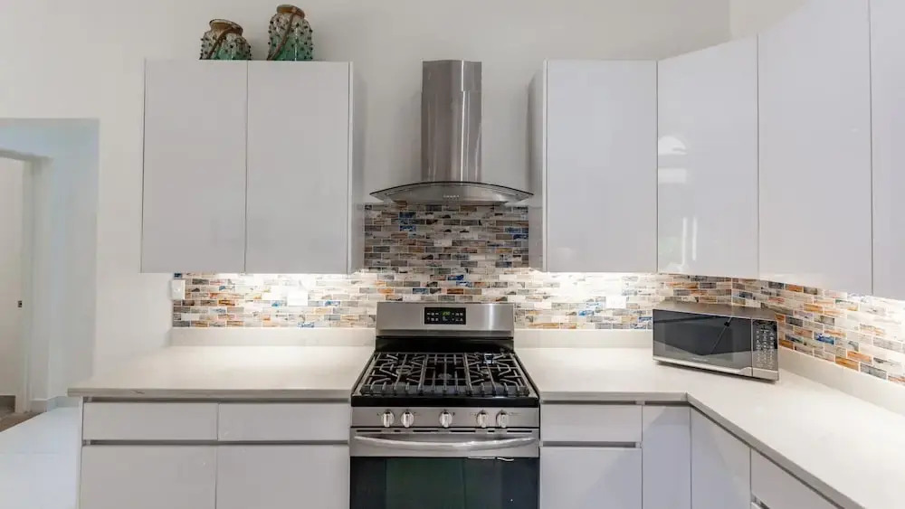 Modern Home and Guesthouse in a Peaceful Gated Community with a Private Swimming Pool