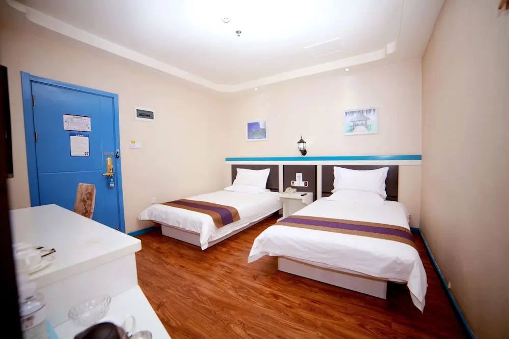 East Queen Hotel Entertainment Center