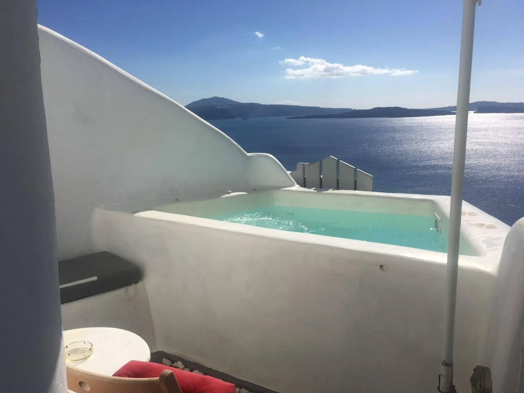 Liakada Oia Suites